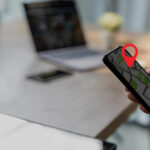 Un uomo guarda i geotag su uno smartphone